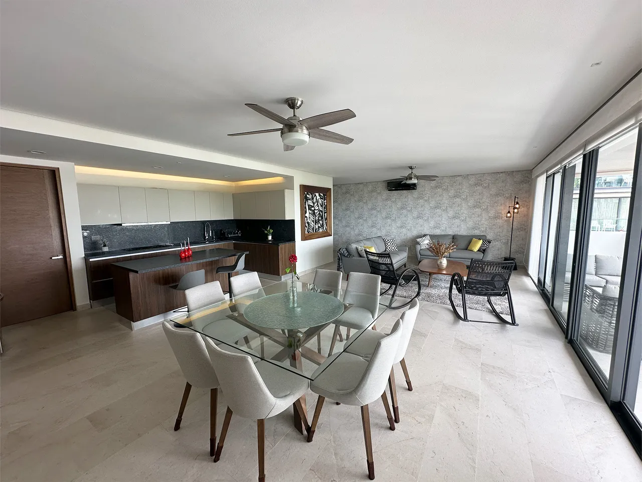 Cuarta vista de la sala de estar del departamento en Cumbres Suites Cancún