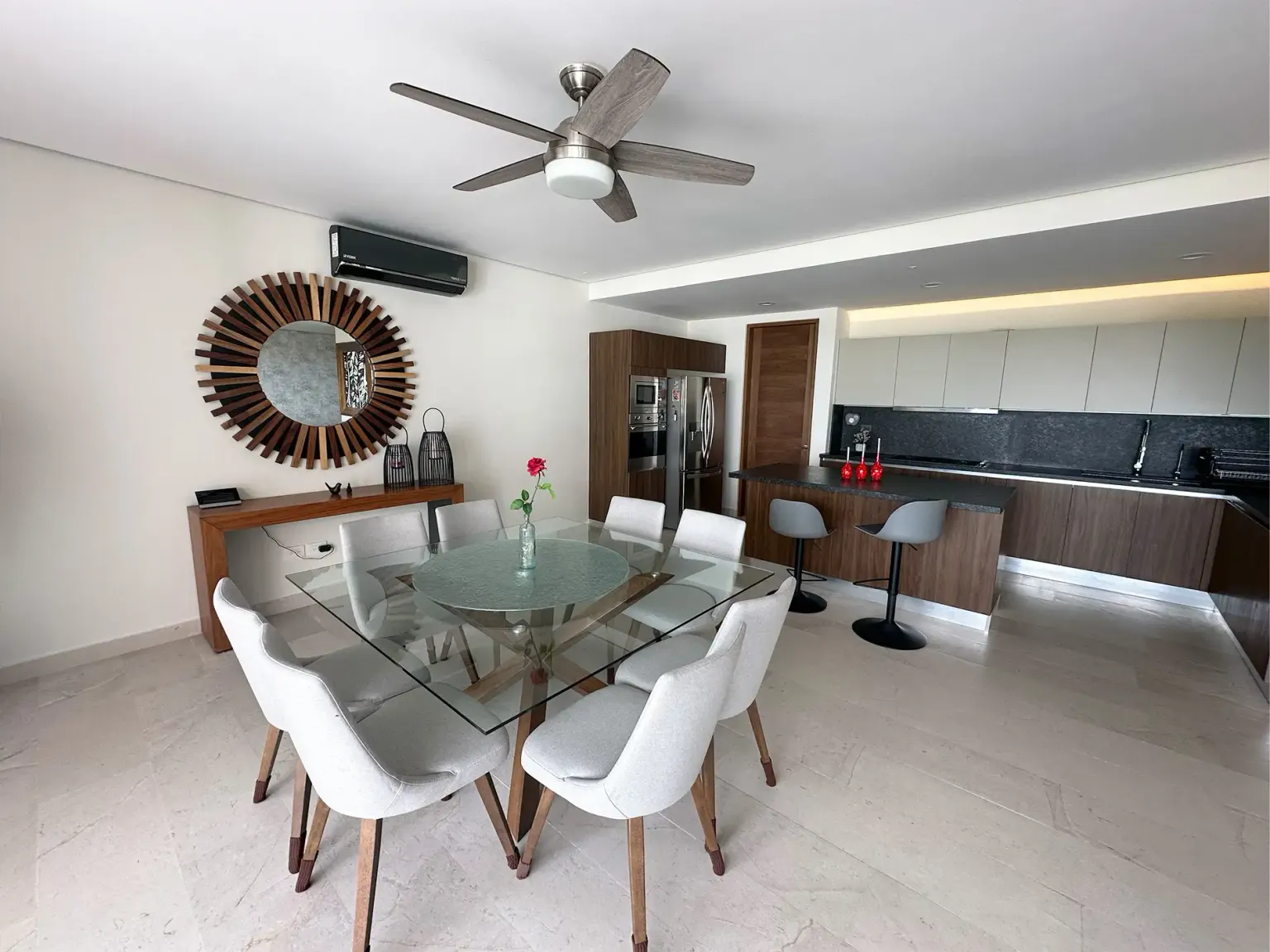 Sala de estar con amplias ventanas y luz natural en Cumbres Suites