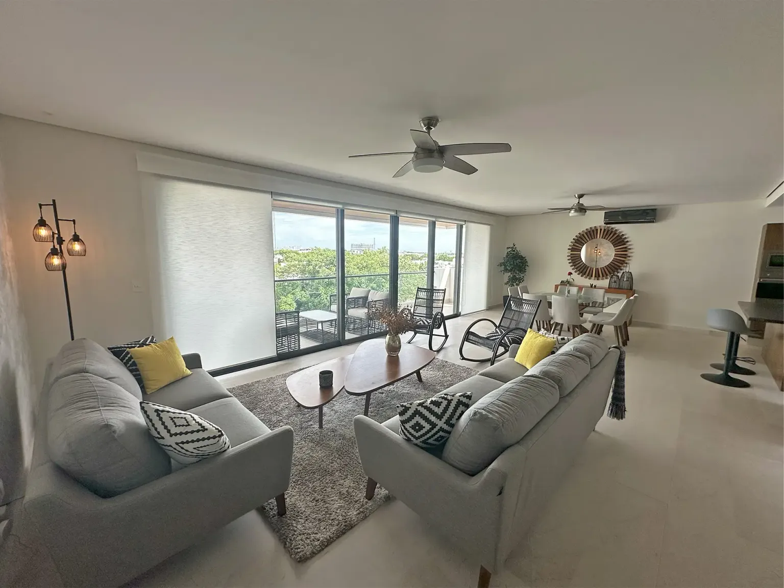 Sala de estar amplia y luminosa del departamento en Cumbres Suites Cancún