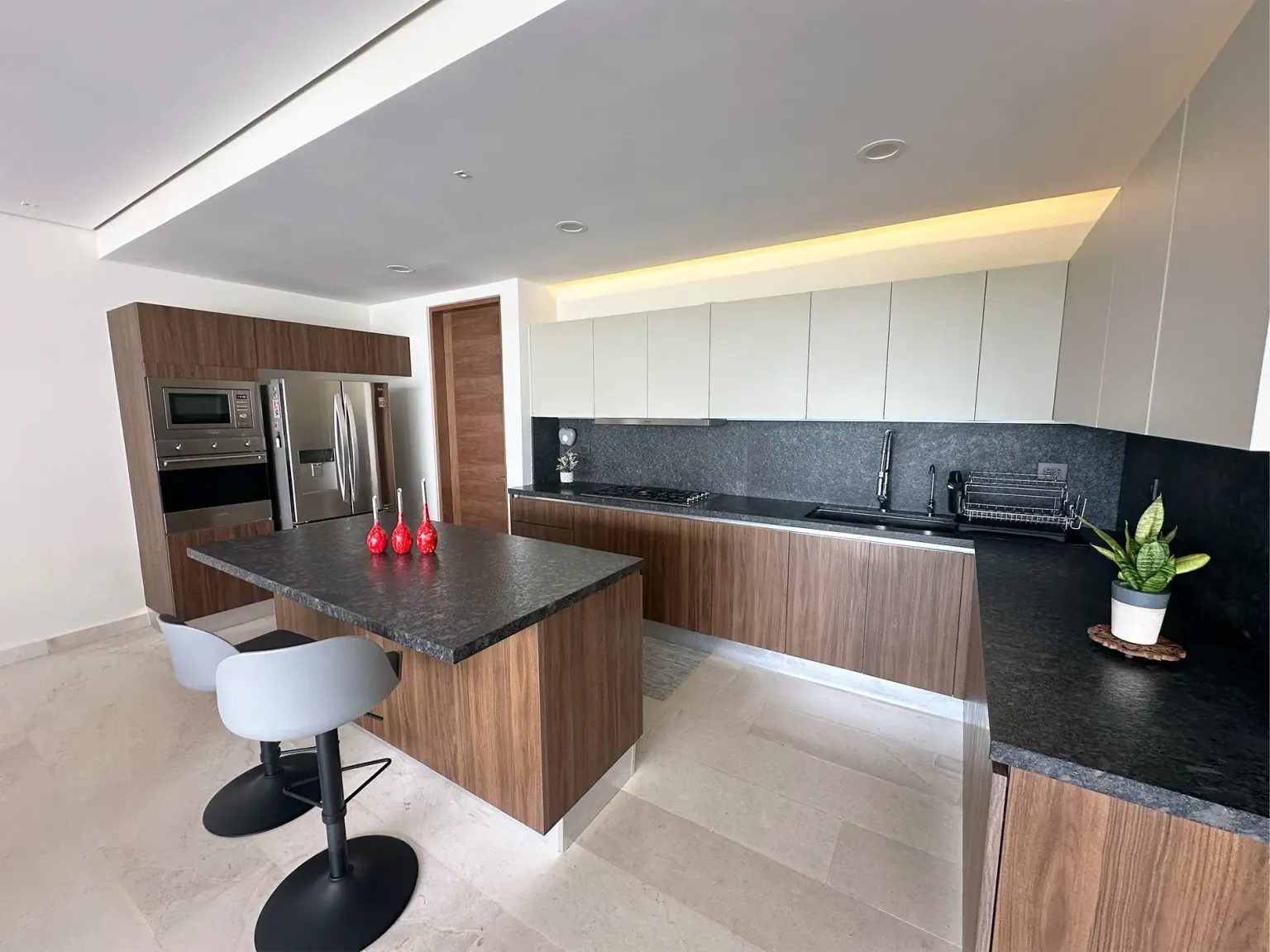 Cocina moderna totalmente equipada en departamento Cumbres Suites