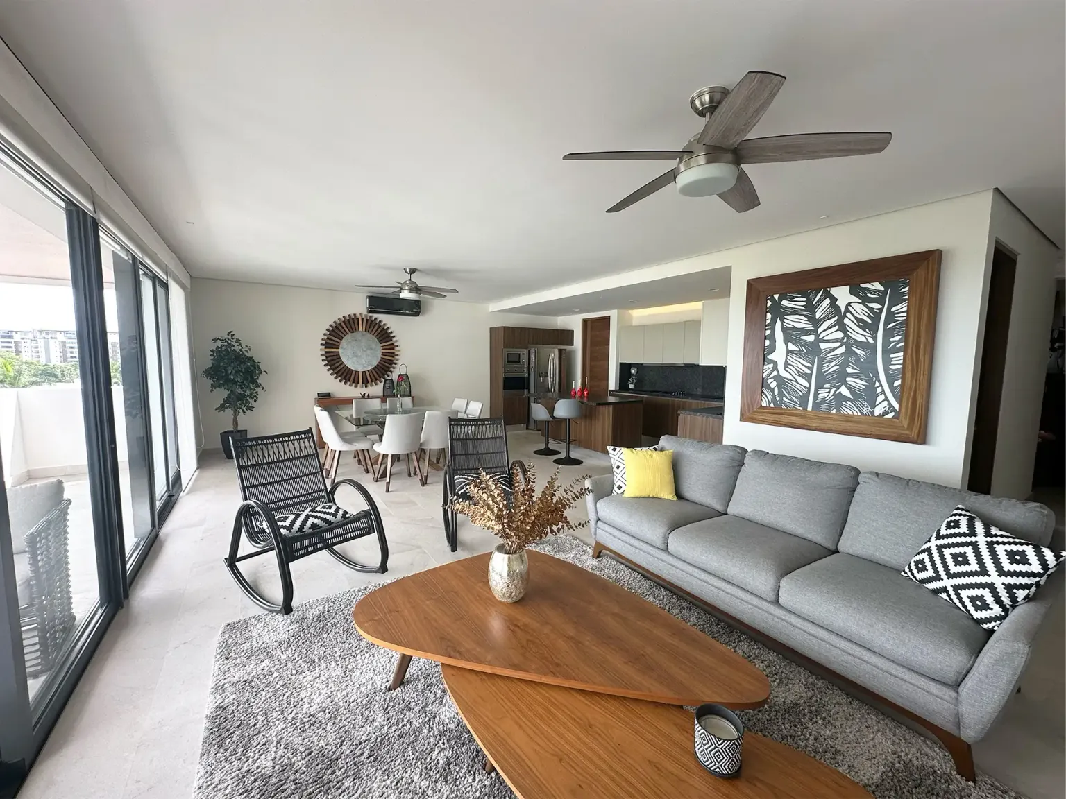 Área de estancia con comedor integrado en departamento Suiko 501