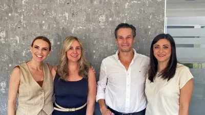 Alejandro Cortés con el equipo de Propiedades Cancún