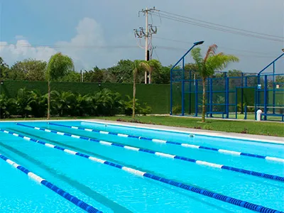 Alberca con carriles de nado en una zona deportiva de Huayacán
