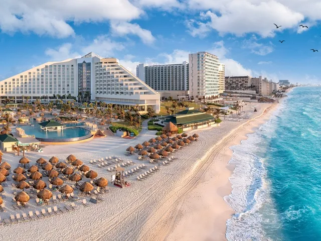 Vista aérea de hoteles y playa de arena blanca en la Zona Hotelera